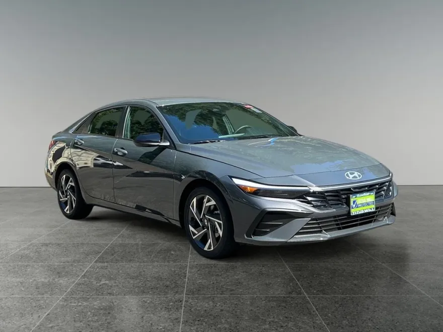 2025 Hyundai Elantra SEL Sport photo 1