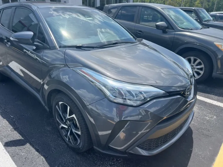 2021 Toyota C-HR XLE photo 1