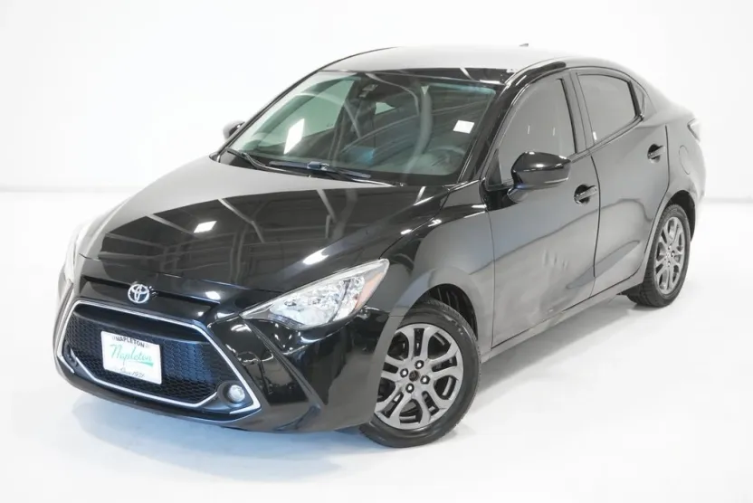 2019 Toyota Yaris LE photo 1