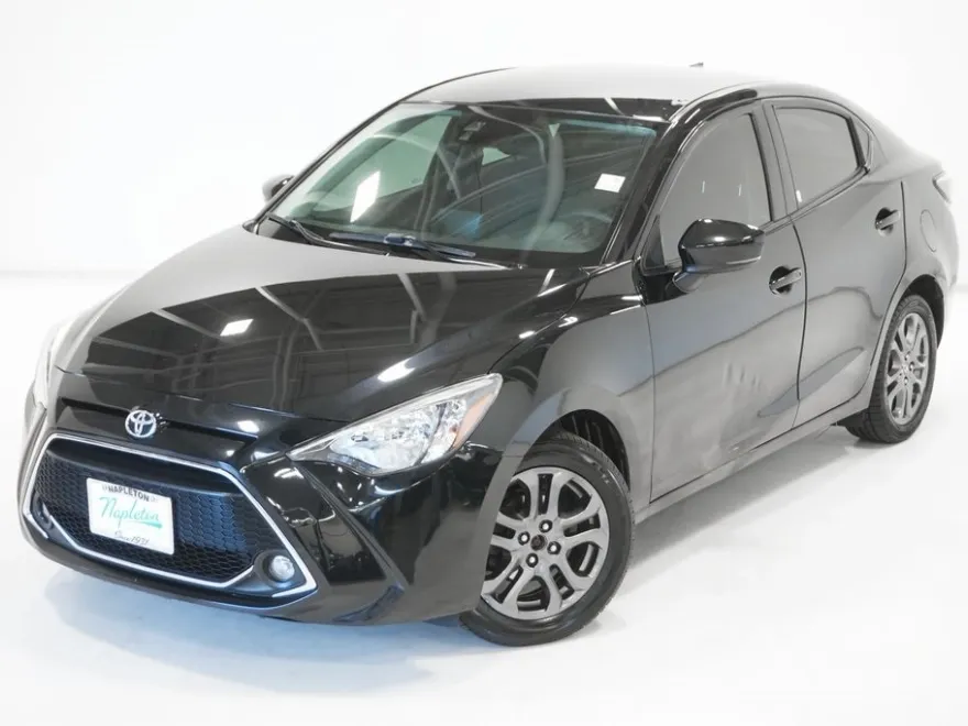 2019 Toyota Yaris LE photo 1