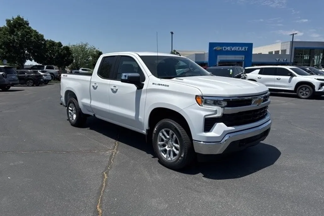 2025 Chevrolet Silverado 1500 LT photo 1