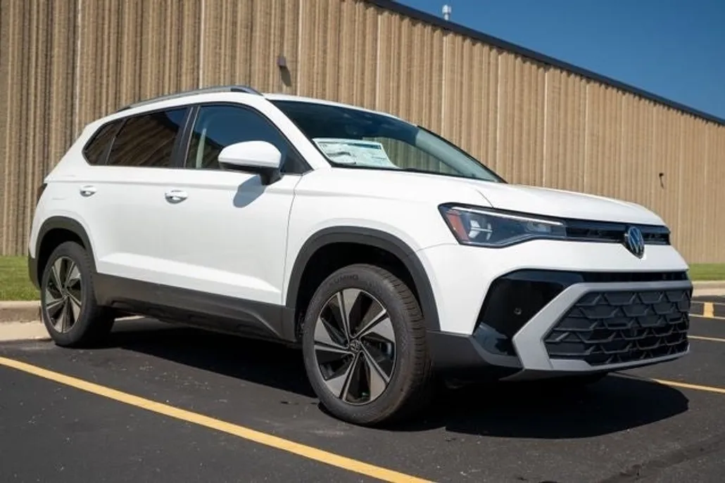 2025 Volkswagen Taos SE photo 1