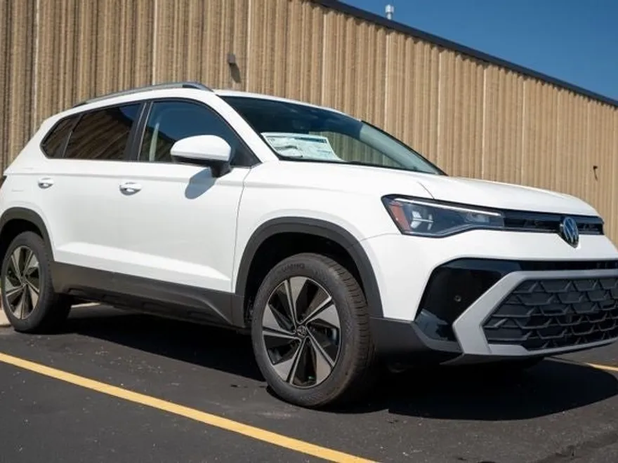 2025 Volkswagen Taos SE photo 1