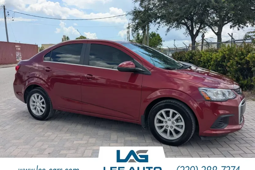 2019 Chevrolet Sonic LT photo 1