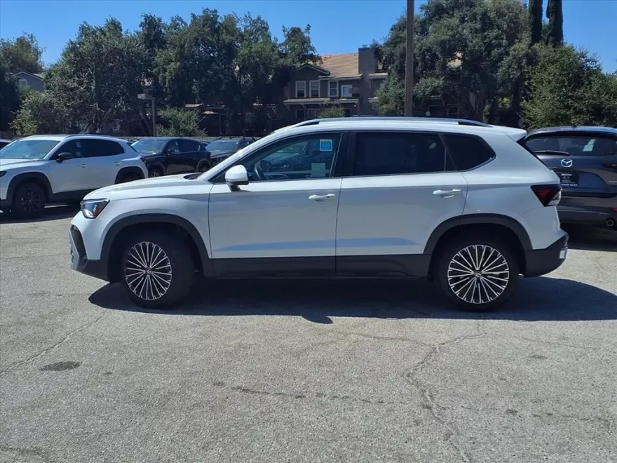 2025 Volkswagen Taos SE photo 1