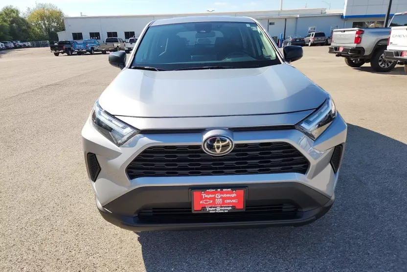 2024 Toyota RAV4 LE photo 1