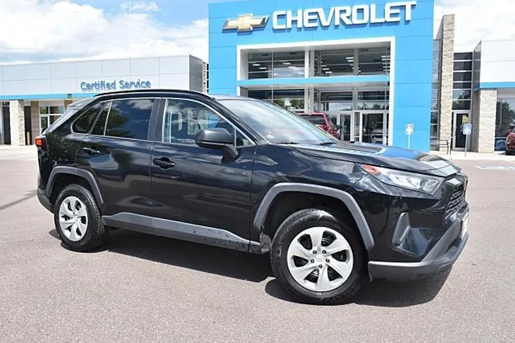 2021 Toyota RAV4 LE photo 1