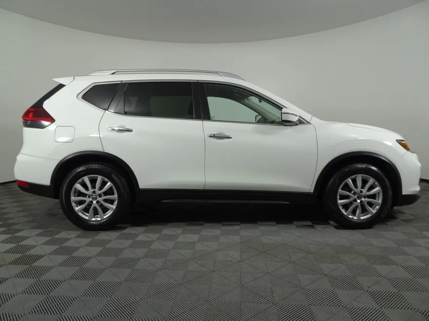 2019 Nissan Rogue SV photo 1