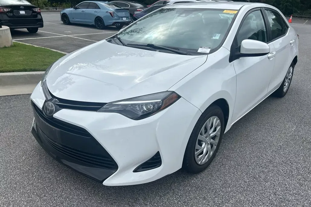 2018 Toyota Corolla LE photo 1