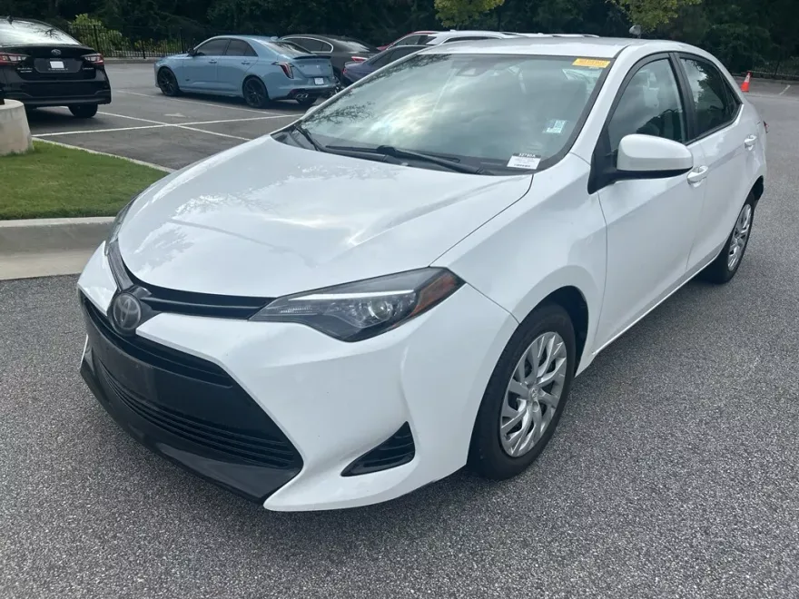 2018 Toyota Corolla LE photo 1