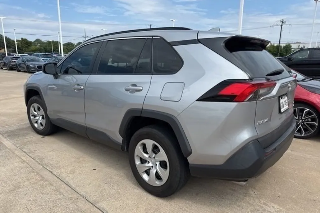 2021 Toyota RAV4 LE photo 1