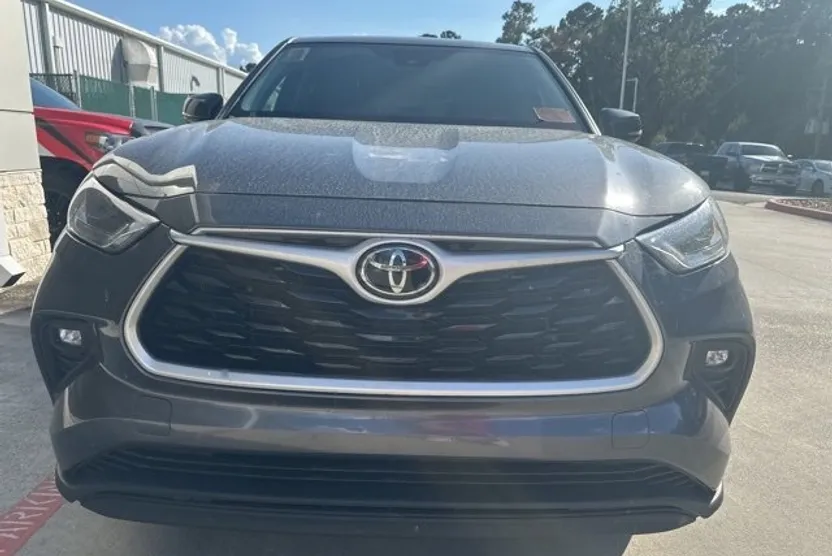 2023 Toyota Highlander LE photo 1