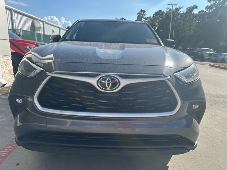 2023 Toyota Highlander LE photo 1