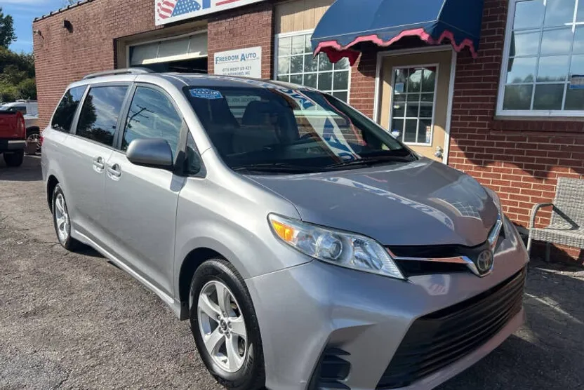 2018 Toyota Sienna LE photo 1