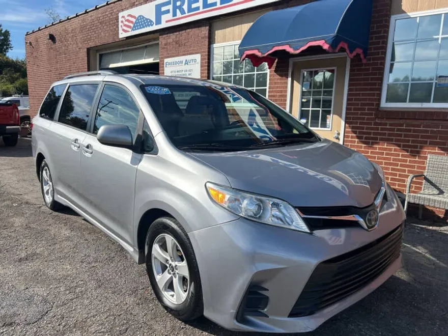 2018 Toyota Sienna LE photo 1