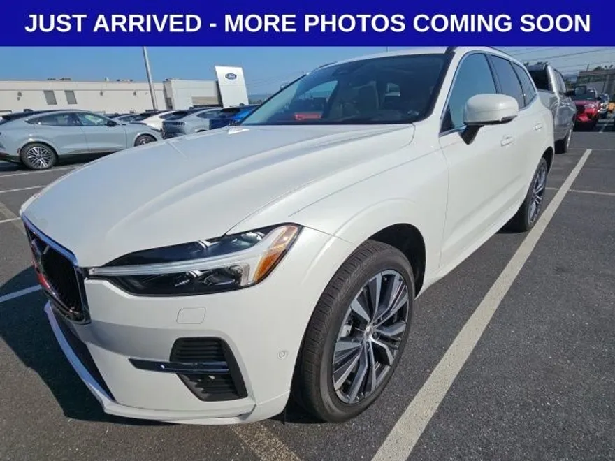 2022 Volvo XC60 B5 Momentum photo 1