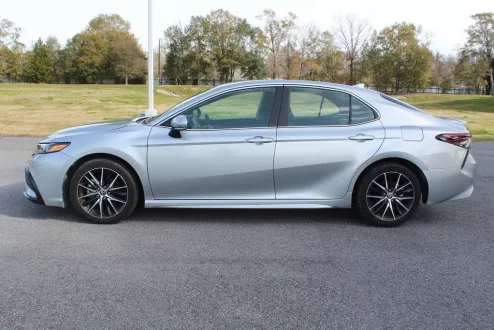 2023 Toyota Camry SE photo 3