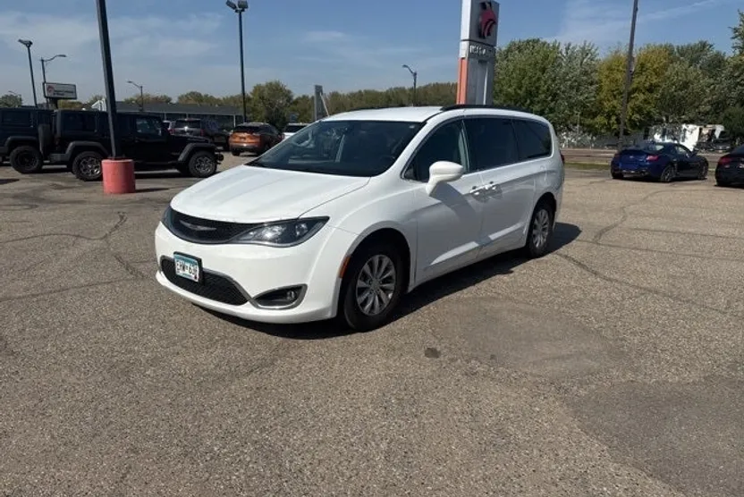 2017 Chrysler Pacifica Touring L photo 1