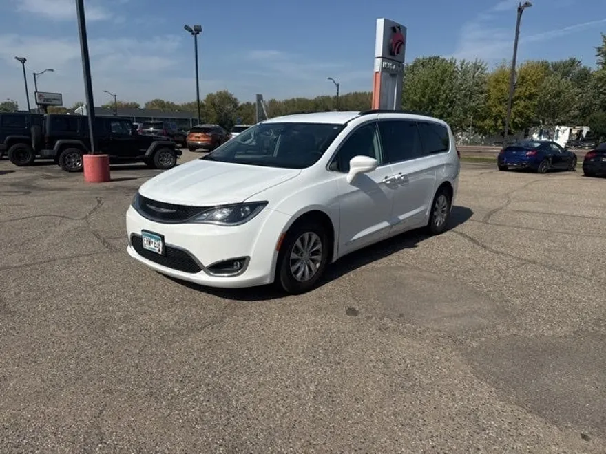 2017 Chrysler Pacifica Touring L photo 1