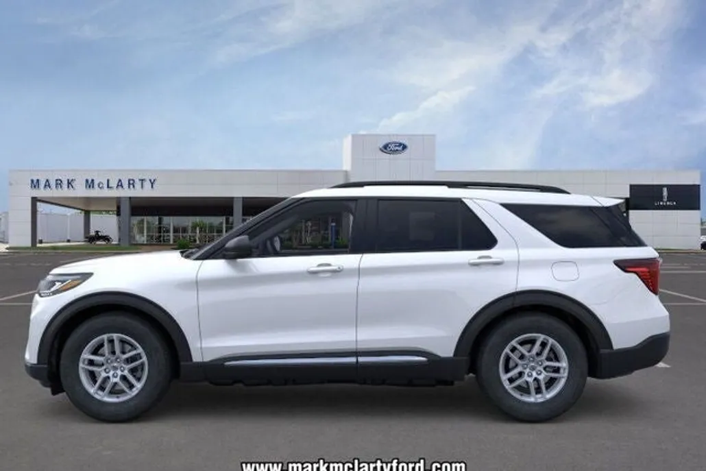 2025 Ford Explorer photo 1