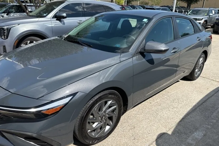 2024 Hyundai Elantra SEL photo 1