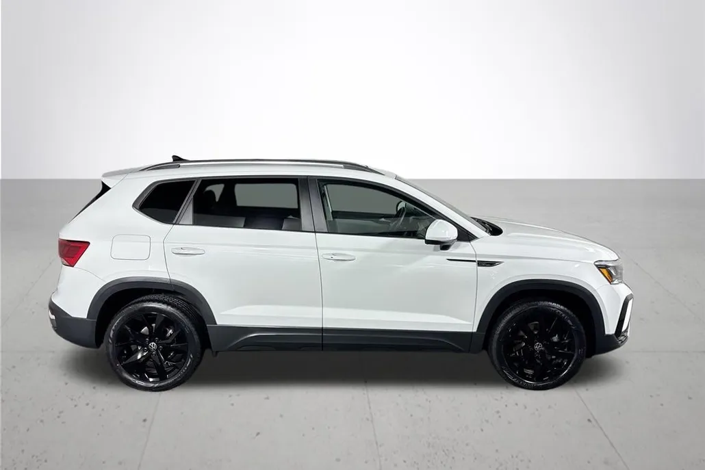 2022 Volkswagen Taos SE photo 1