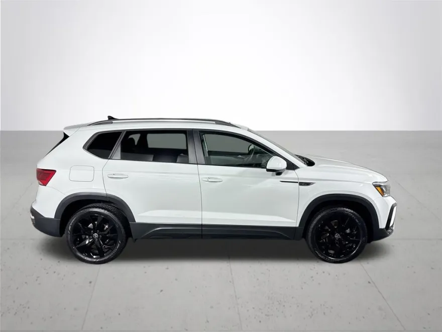2022 Volkswagen Taos SE photo 1