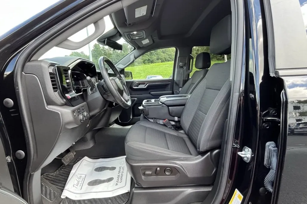 2023 Chevrolet Silverado 1500 LT photo 1