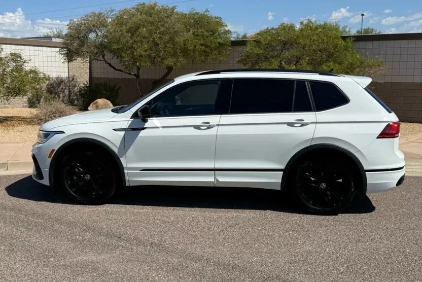 2022 Volkswagen Tiguan SE R-Line Black Sport photo 1