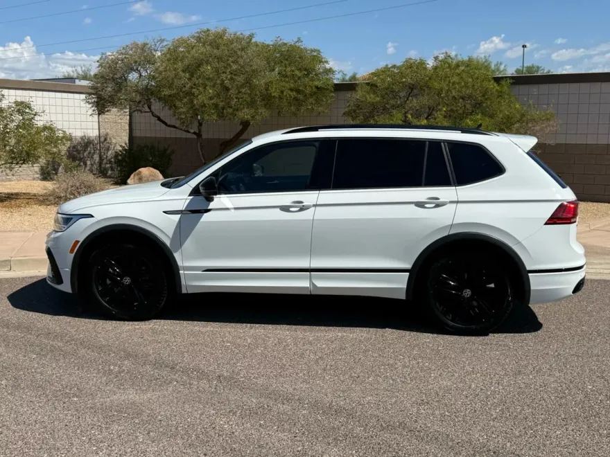 2022 Volkswagen Tiguan SE R-Line Black Sport photo 1