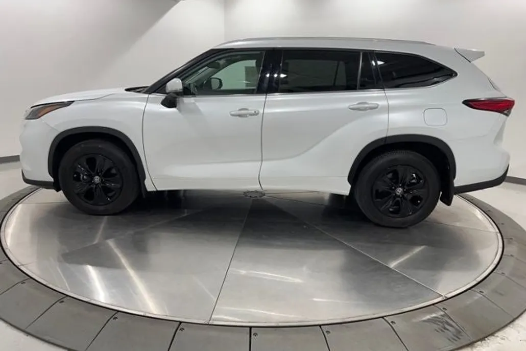 2022 Toyota Highlander XLE photo 1