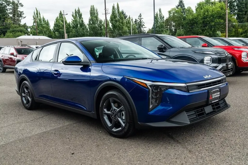 2025 Kia K4 LXS photo 1