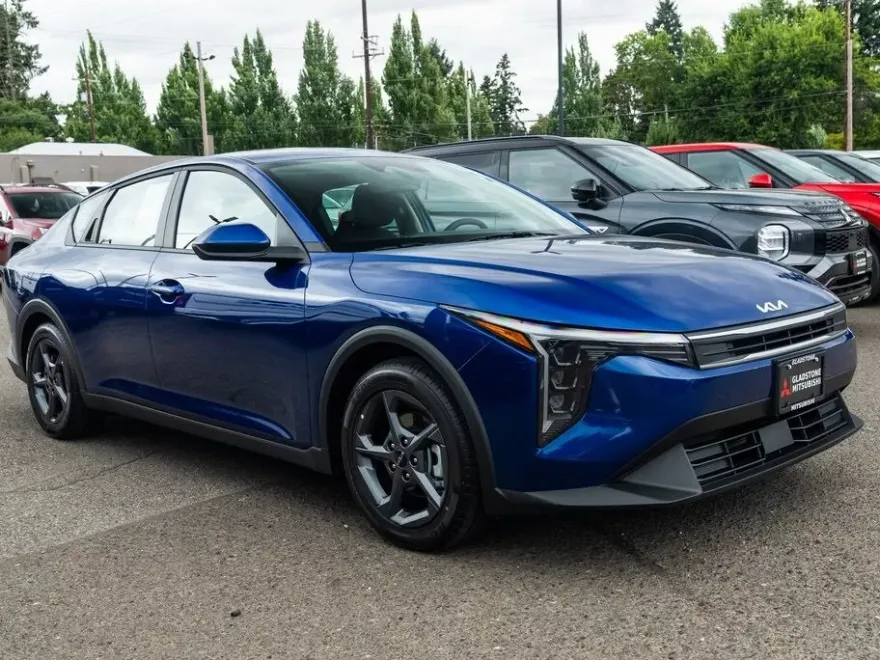 2025 Kia K4 LXS photo 1