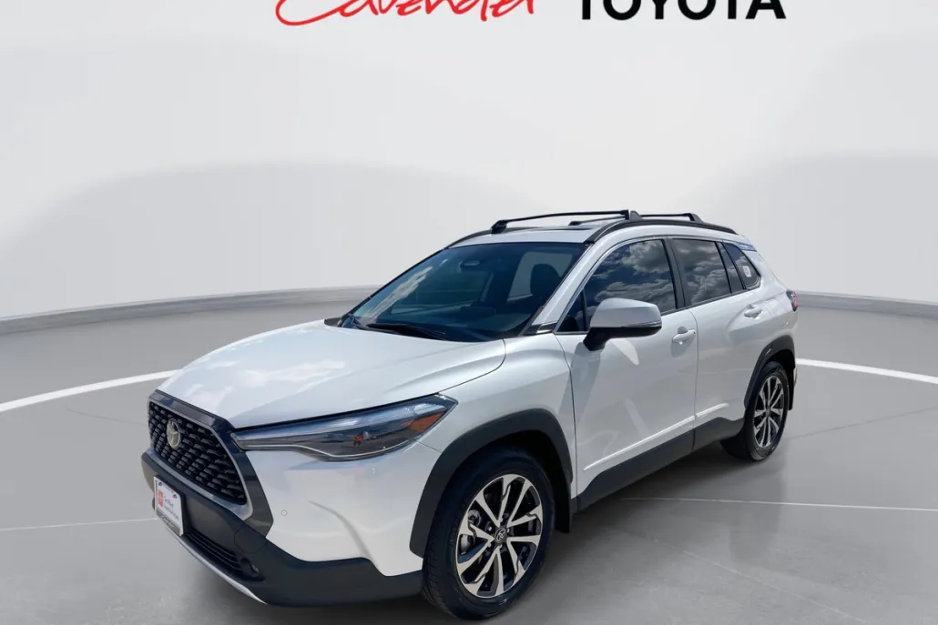 2023 Toyota Corolla Cross XLE photo 1