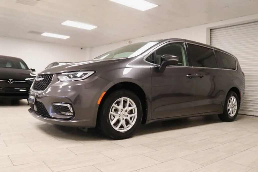 2023 Chrysler Pacifica Touring L photo 1