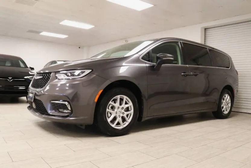 2023 Chrysler Pacifica Touring L photo 1