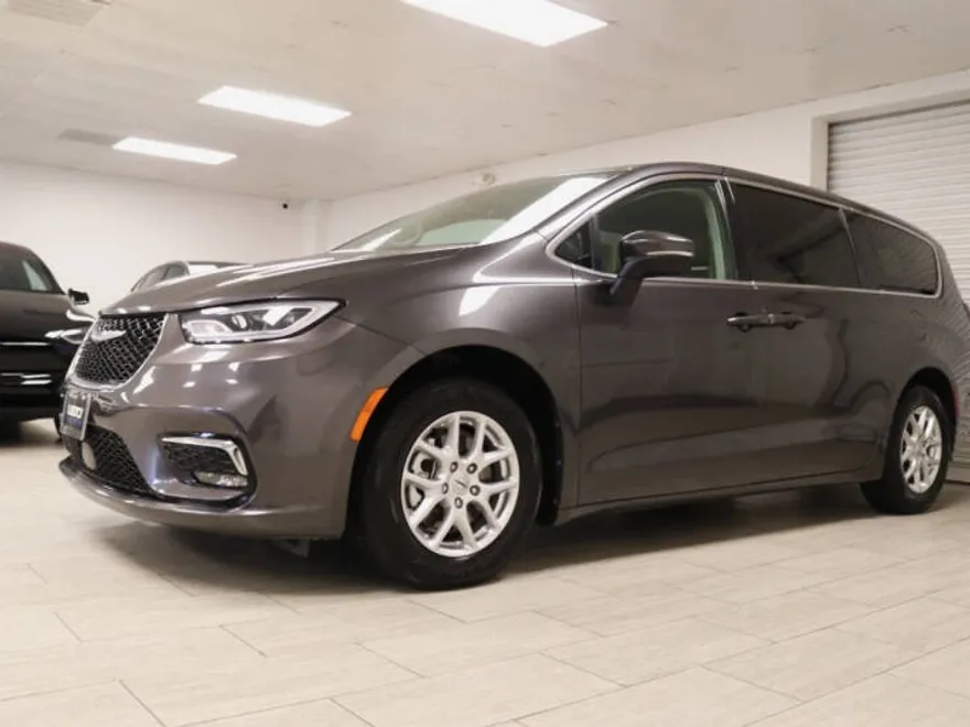2023 Chrysler Pacifica Touring L photo 1