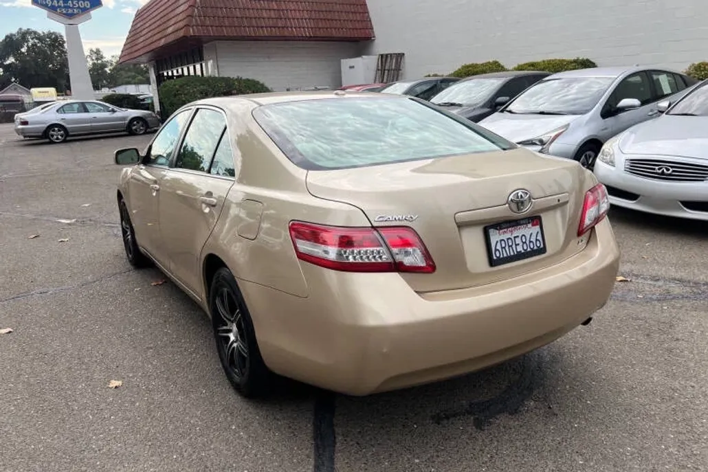 2011 Toyota Camry LE photo 1
