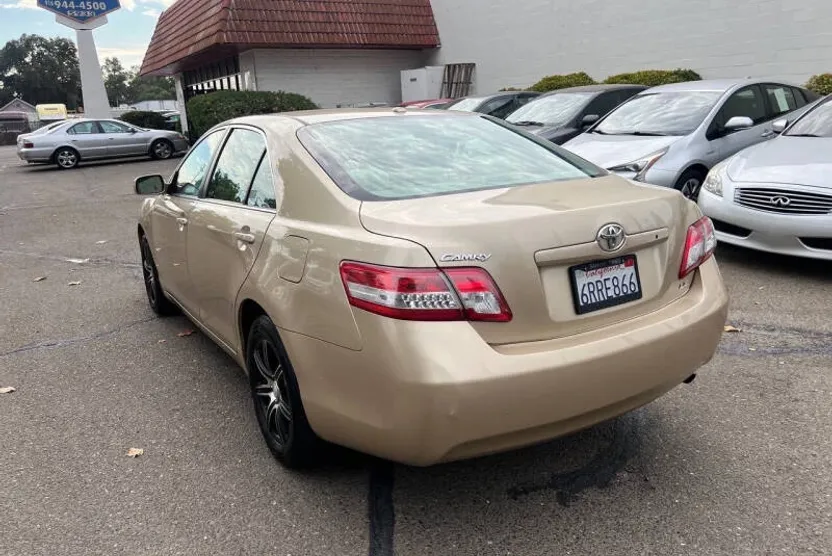2011 Toyota Camry LE photo 1