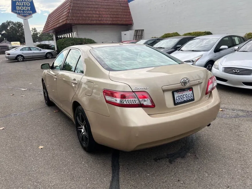 2011 Toyota Camry LE photo 1
