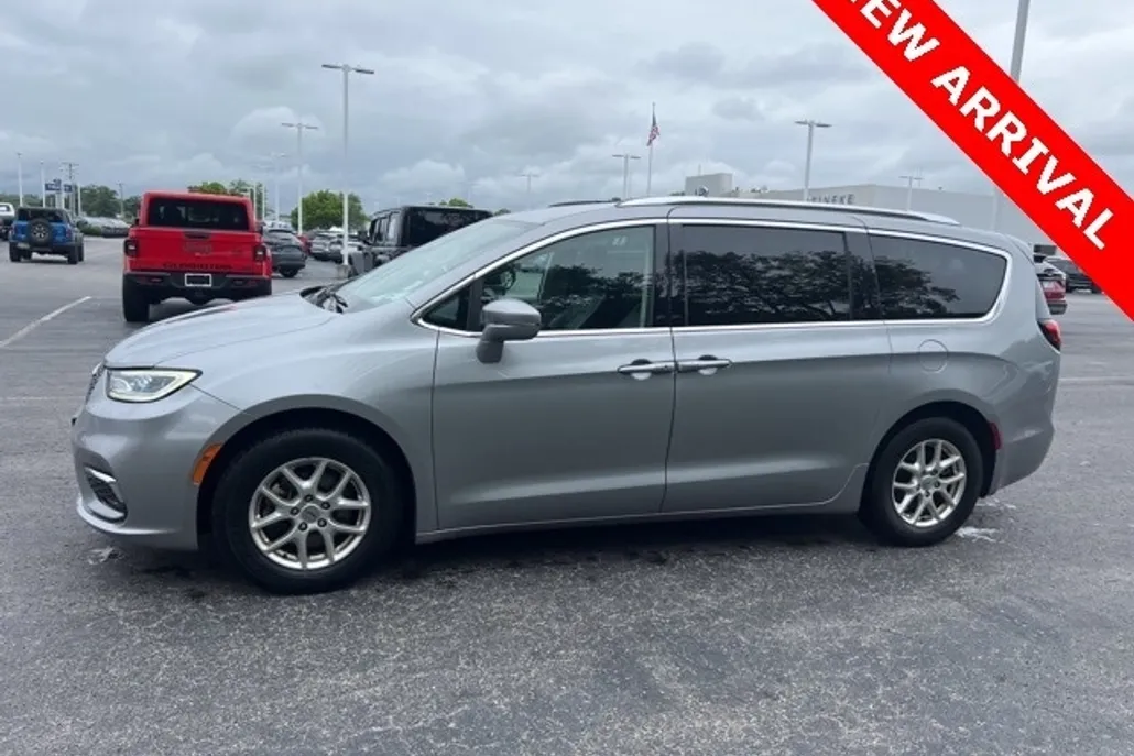 2021 Chrysler Pacifica Touring L photo 1