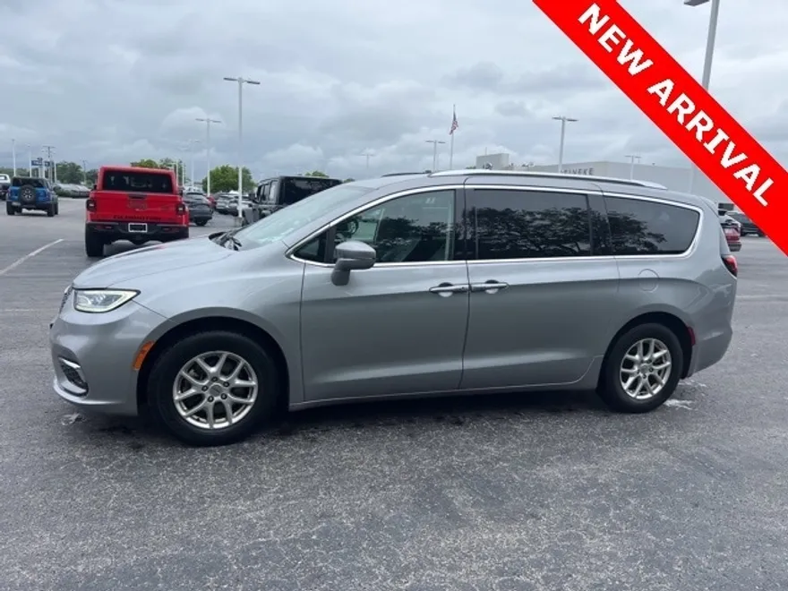 2021 Chrysler Pacifica Touring L photo 1