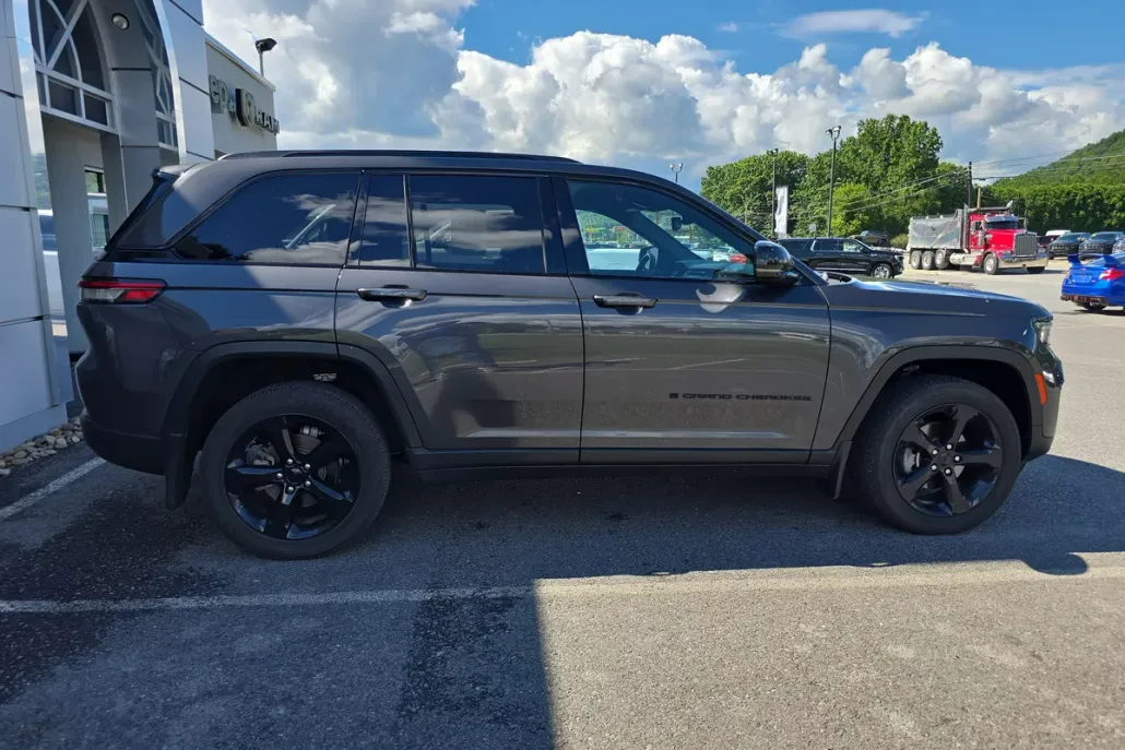 2023 Jeep Grand Cherokee Altitude photo 1
