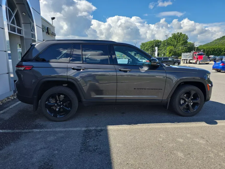 2023 Jeep Grand Cherokee Altitude photo 1