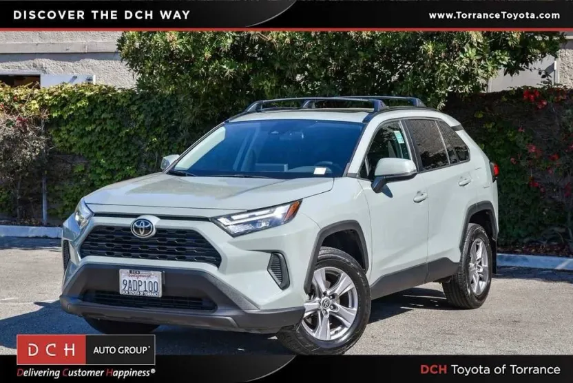 2022 Toyota RAV4 XLE photo 1