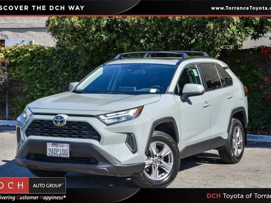 2022 Toyota RAV4 XLE photo 1