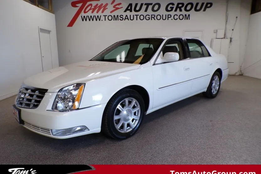 2011 Cadillac DTS Base photo 1