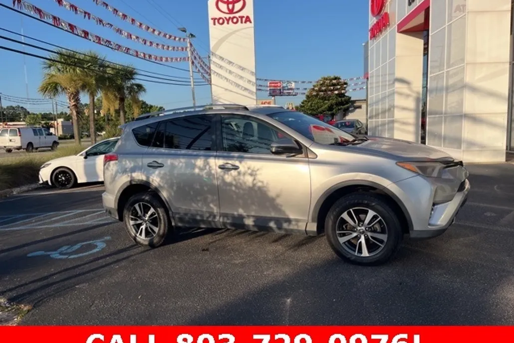 2016 Toyota RAV4 XLE photo 1