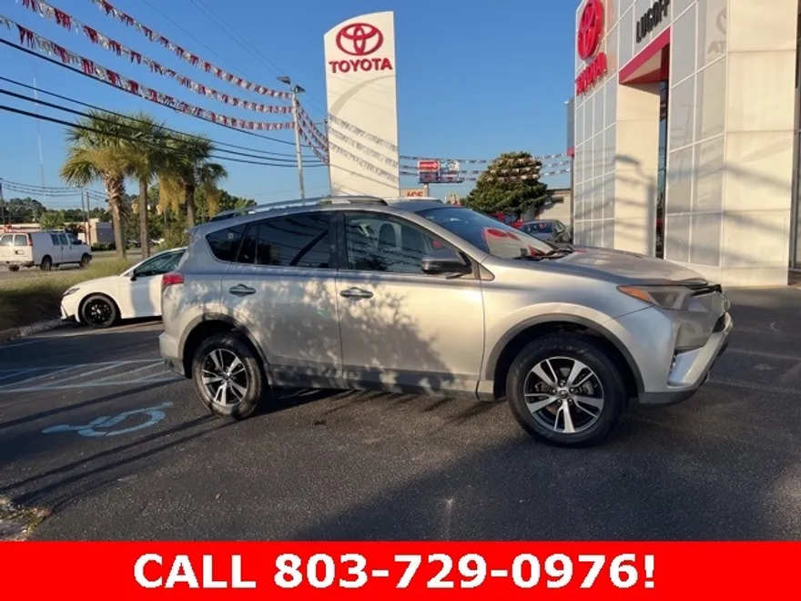 2016 Toyota RAV4 XLE photo 1