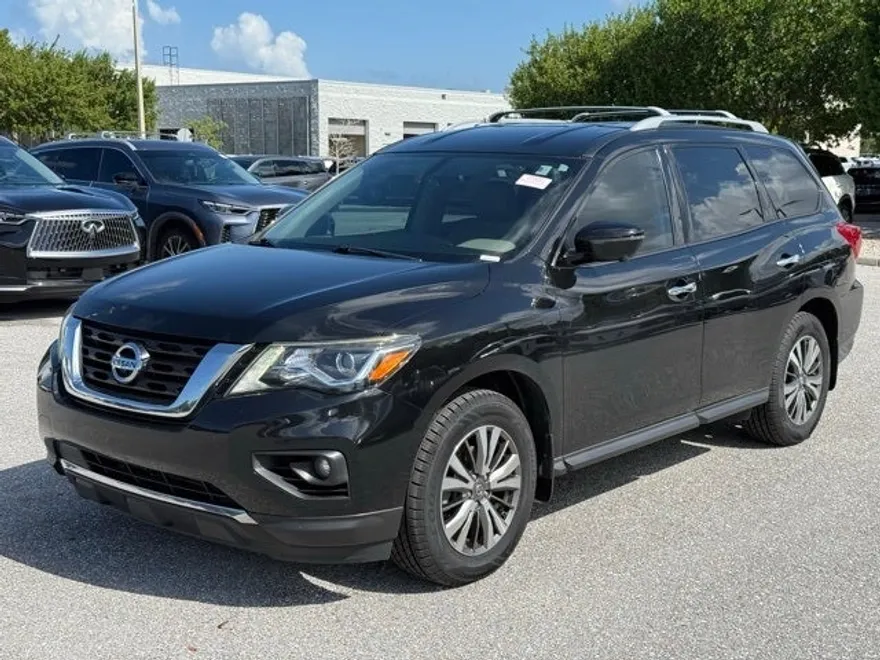 2018 Nissan Pathfinder SL photo 1